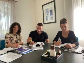 Cursisten volgen een NT2 les Nederlands bij taalschool Tijd voor Taal in Utrecht